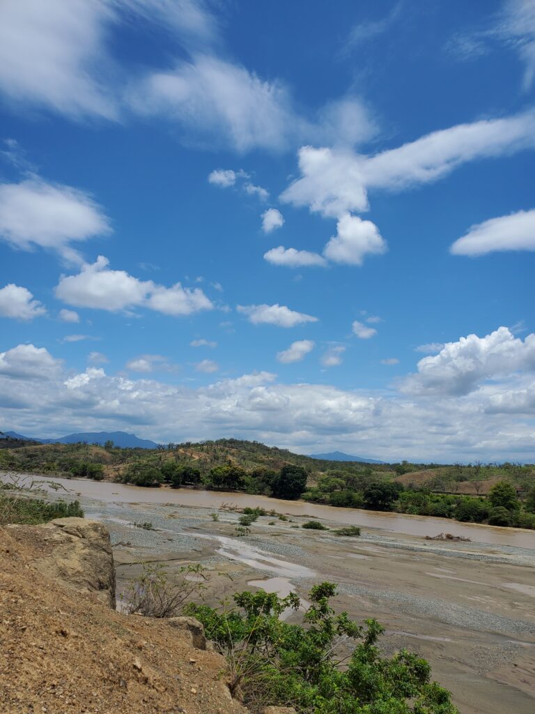 Vista panorámica del río Chira desde el hito fronterizo de Ecuador