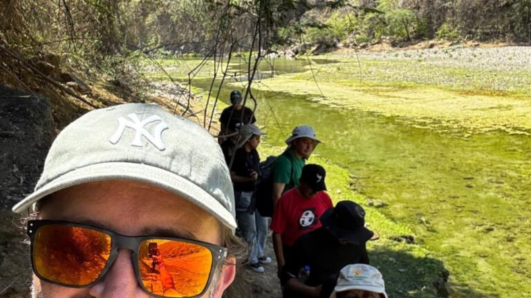 Turistas junto a una fuente de agua natural en el Sendero Cocodrilo, ruta del bosque seco que marca el límite natural entre Ecuador y Perú en la Reserva de Cazaderos.
