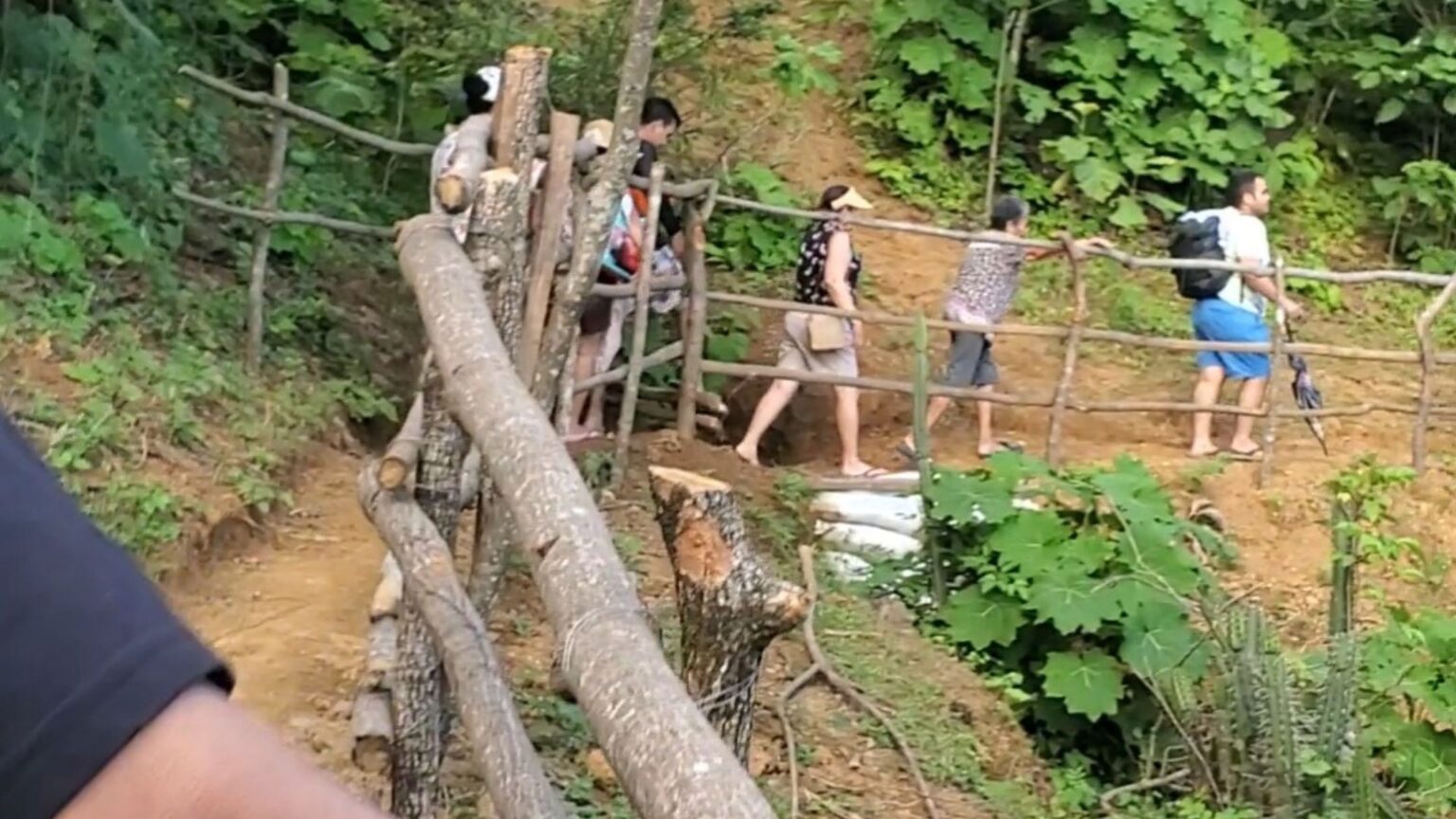 Una familia de Piura avanza por el sendero artesanal de algarrobo hacia la mítica Cueva de la Leona