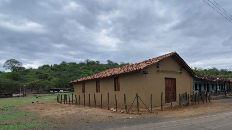 Iglesia de adobe con más de 100 años de historia en la parroquia Cazaderos, Zapotillo, restaurada como espacio patrimonial y experiencia turística exclusiva