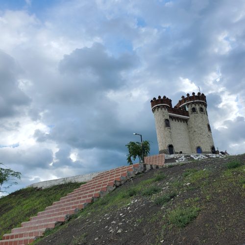 Vista desde la base del castillo mirador de Zapotillo con cielo azul y nubes esponjosas al fondo