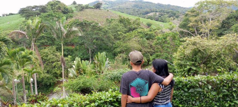 Madre e hijo contemplando las montañas desde las piscinas naturales de Pindal
