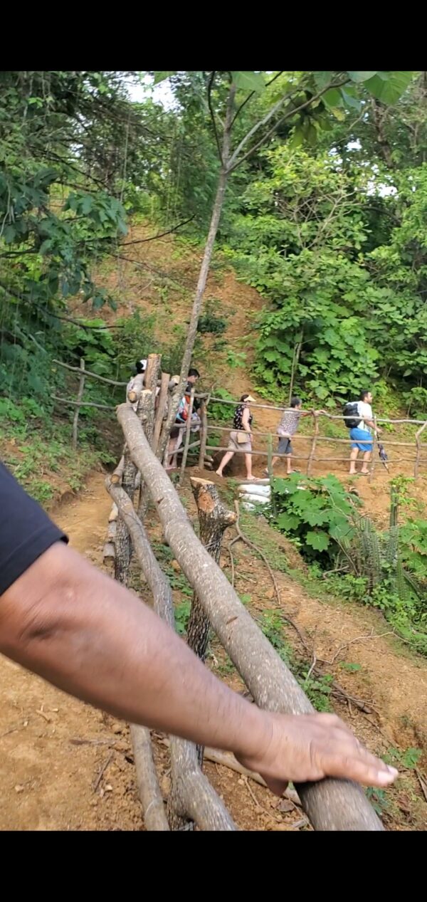 Sendero de palos de algarrobo en la reserva La Ceiba guiando a una familia piurana hacia la Cueva de la Leona